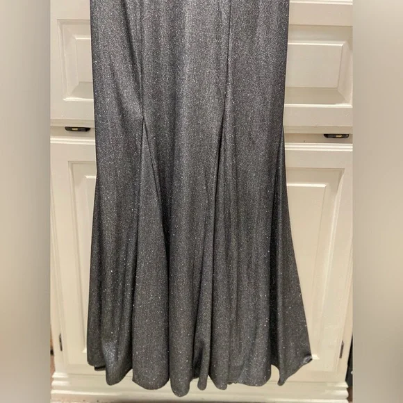 Gorgeous R&M RICHARDS evening gown, size 8. Worn once, in like-new condition. - Picture 9 of 13